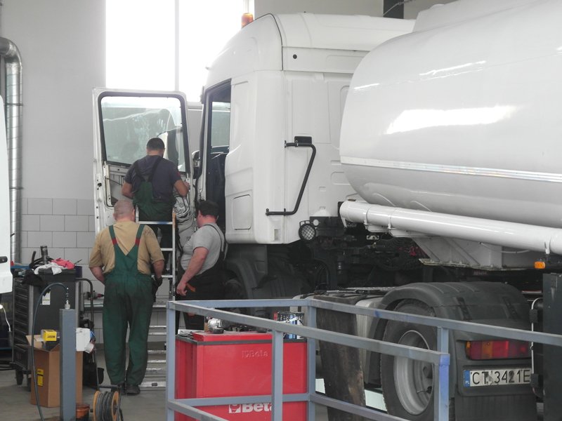 Mechanicy - naprawy samochodów ciężarowych - Urbański Centrum Serwisu